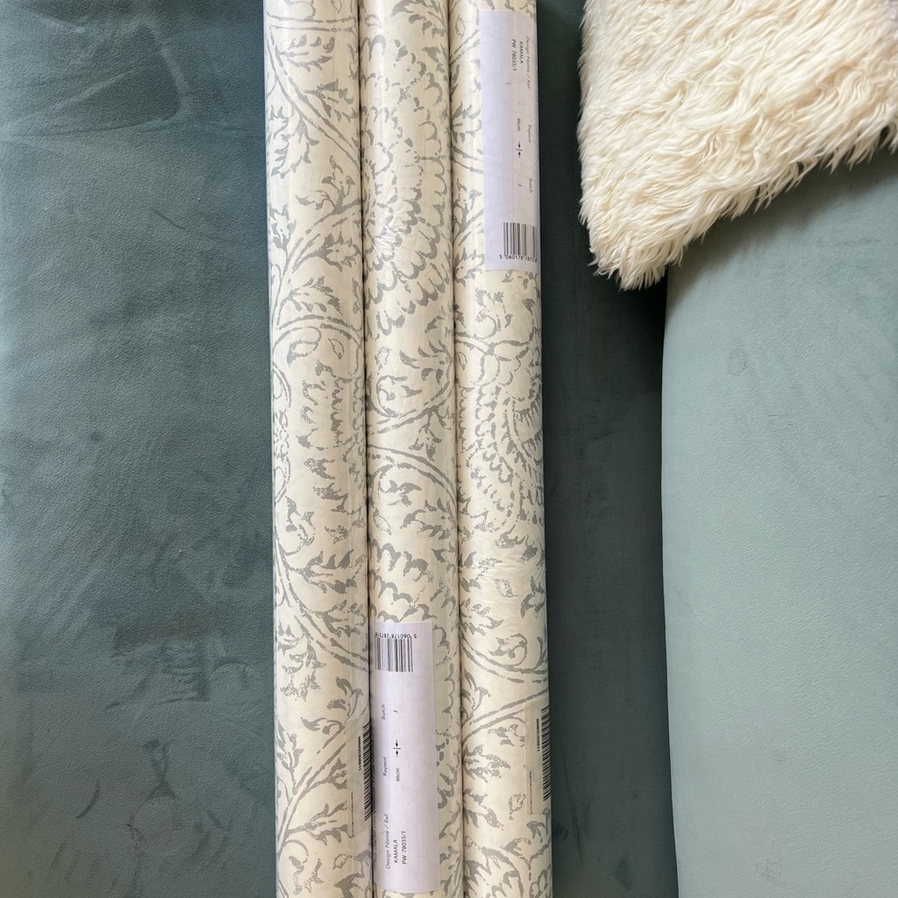 Elegant Cream and Gray Wallpaper Roll